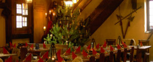 Weihnachtlich gedeckte Tafel im Rittersaal des Klausenhofs